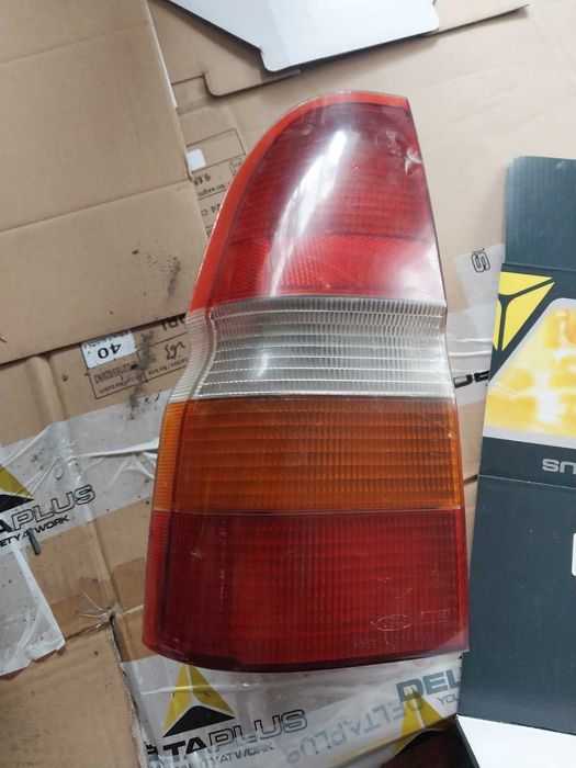 Продам задні ліхтарі на форд ескорт