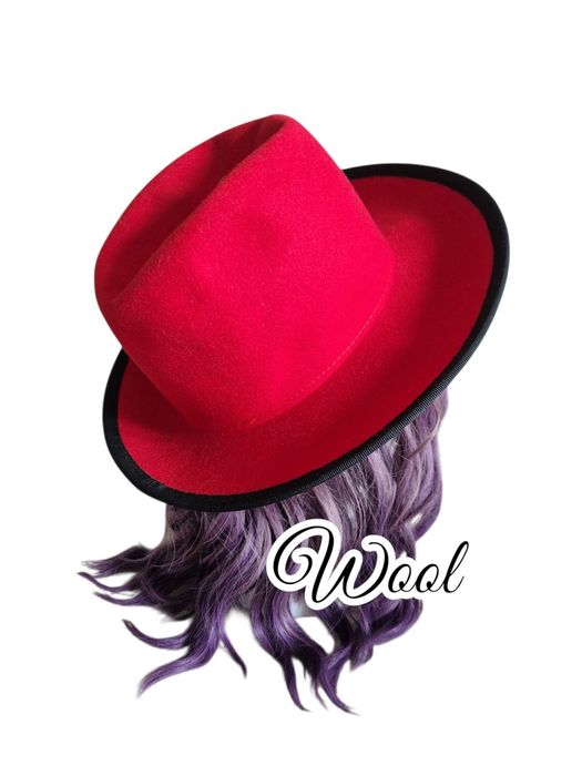 Wełniany kapelusz fedora czerwono czarny szerokie rondo