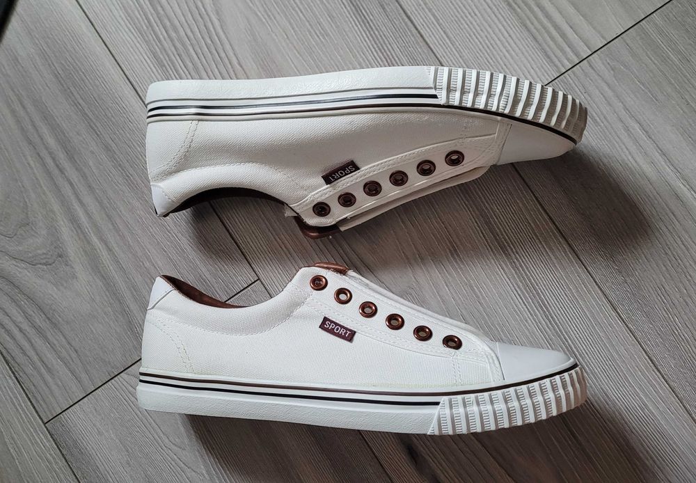 Białe męskie trampki