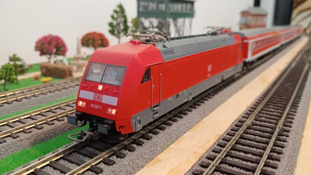 Zestaw BR 101 Fleischmann dekoderem + 3 wagony osobowe Roco H0