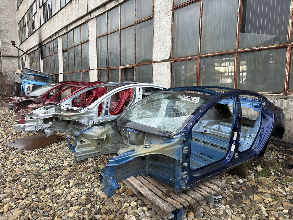 Четверть/фільонка задні/передні Тесла 3/Y/S Tesla 3/Y/S