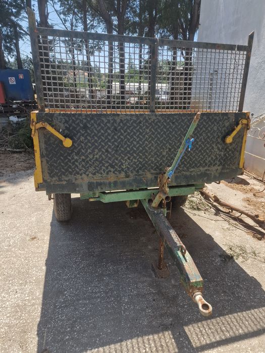 Reboque atrelado agricola basculante