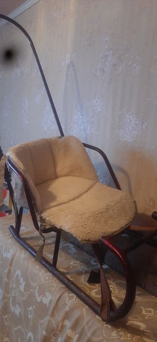 Санки с родительской ручкой и матрасиком