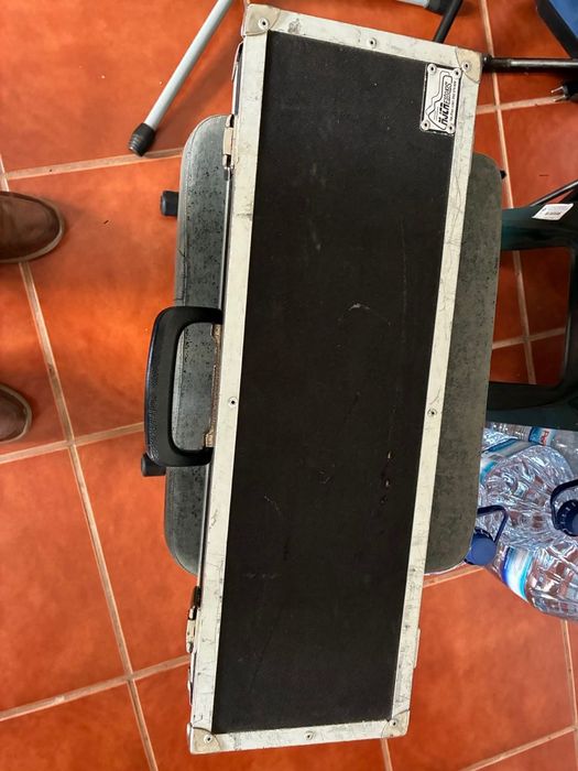 Pedaleira Roland FC-7 com case à medida.