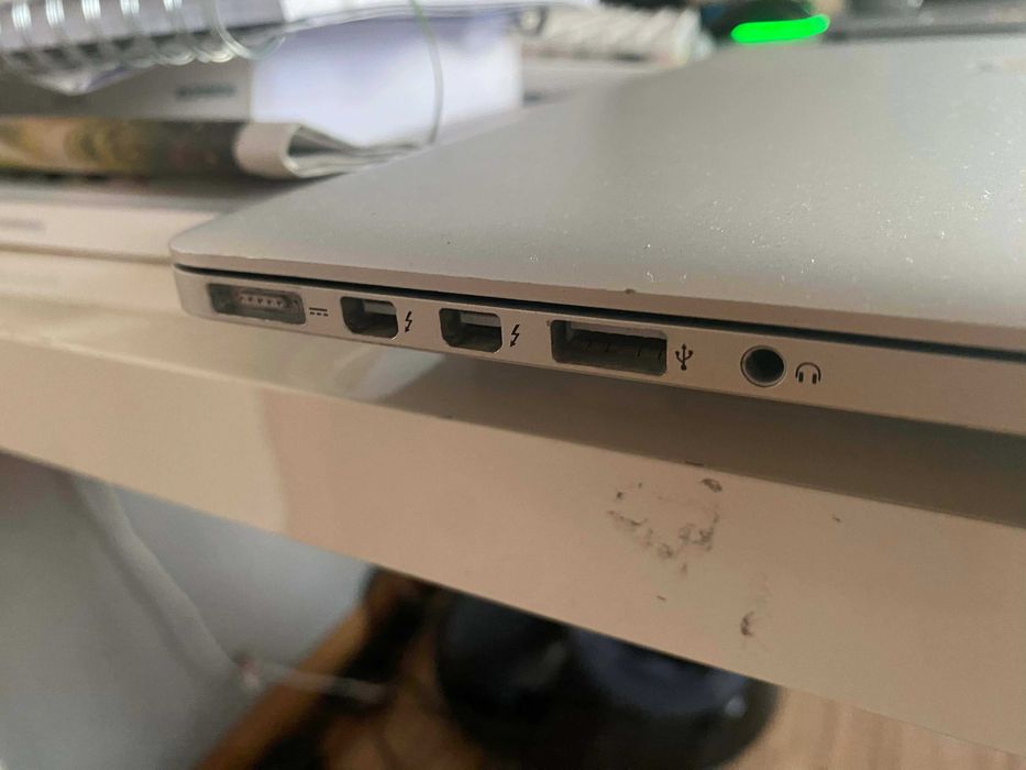 MacBook Pro 15" 16GB RAM / 256GB SSD