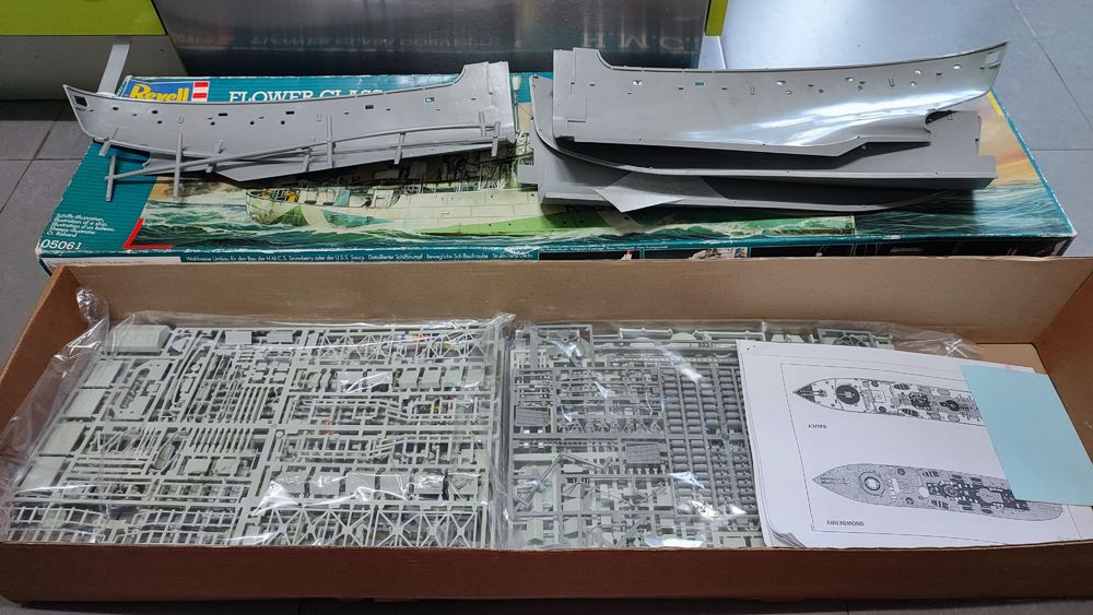 RC | Revell HMCS Snowberry Flower Class Corvette 1:72 kit : 5061