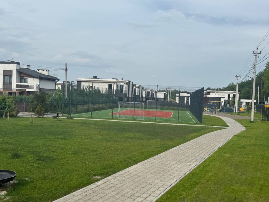 Продаж будинку з ремонтом. З власним виходом в ліс.