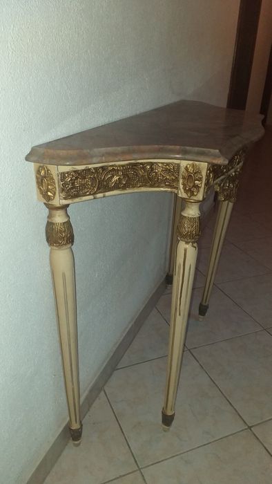 Mesa de apoio com tampo em pedra