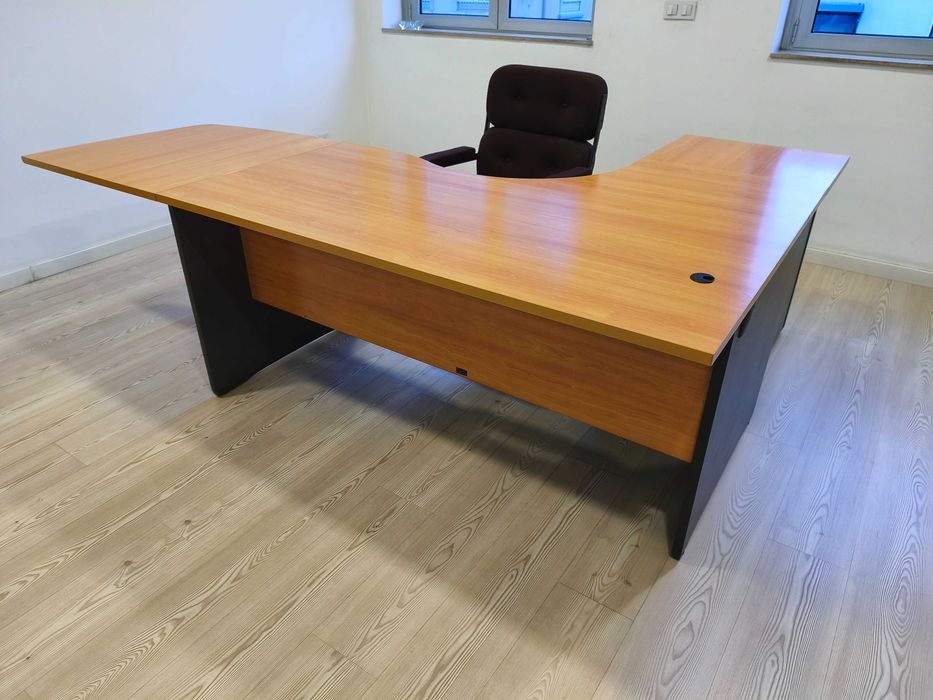 Mesa secretária com cadeira