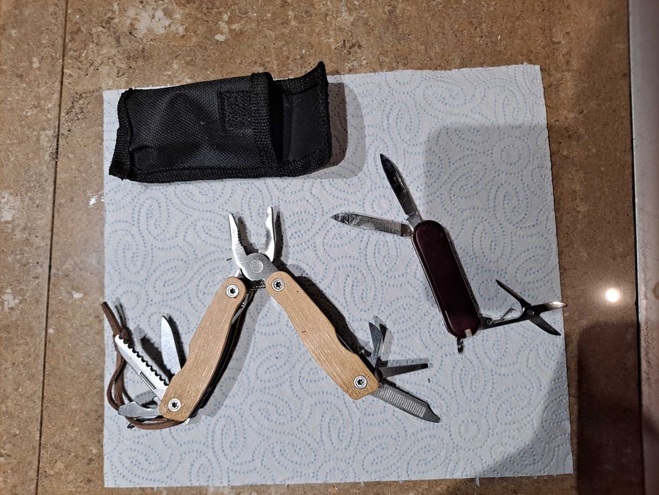 Zestaw dwóch scyzoryków, urządzeń wielofunkcyjnych, multitooli.