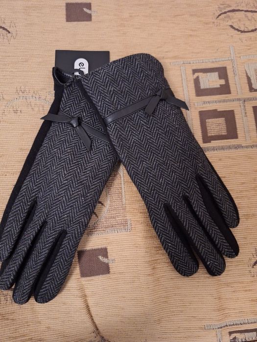 Rękawiczki damskie materiałowe czarne z paseczkiem w jodełkę