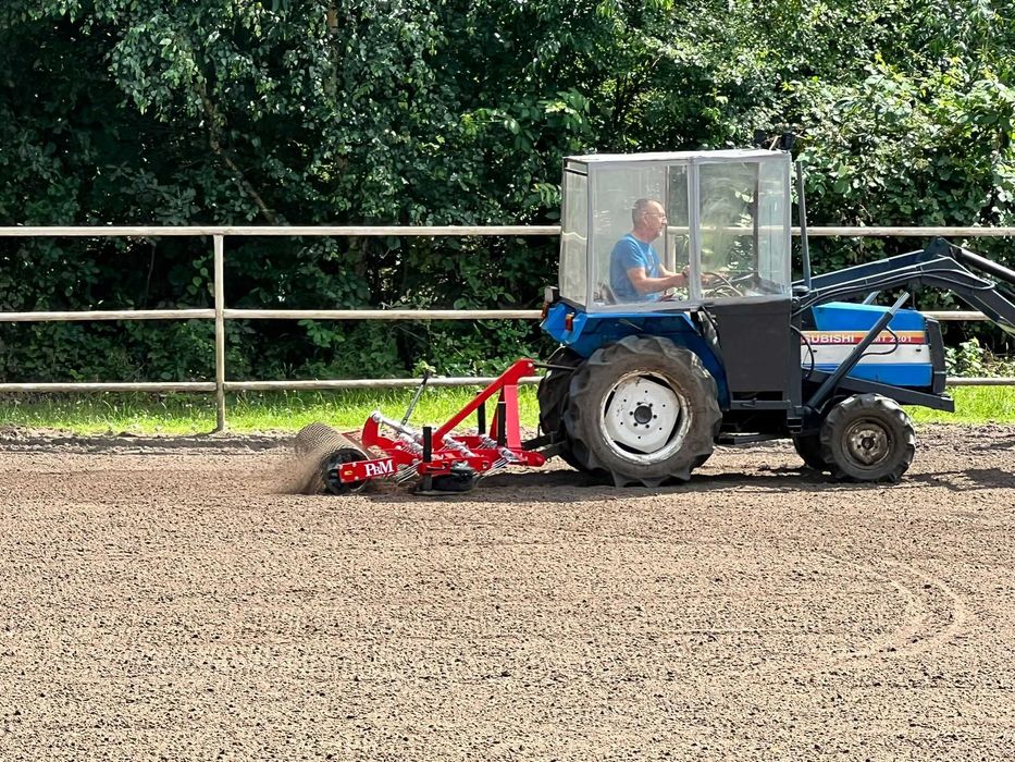 Równiarka jeździecka 1.6 m – wał gumowy w standardzie chwastownik
