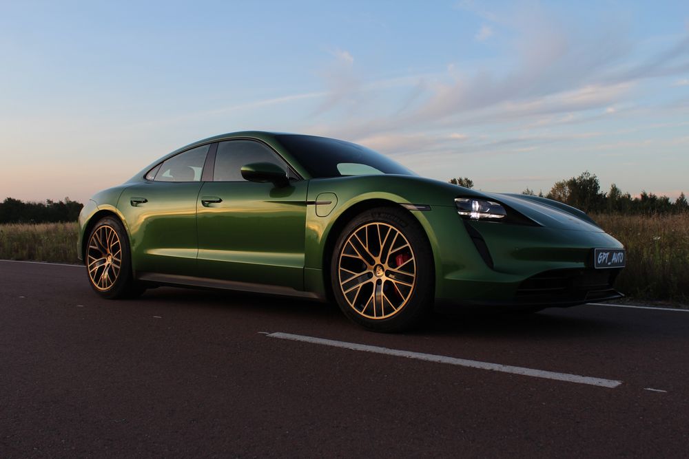 оренда Porsche Taycan 2023 аренда прокат электромобиля автомобиля порш
