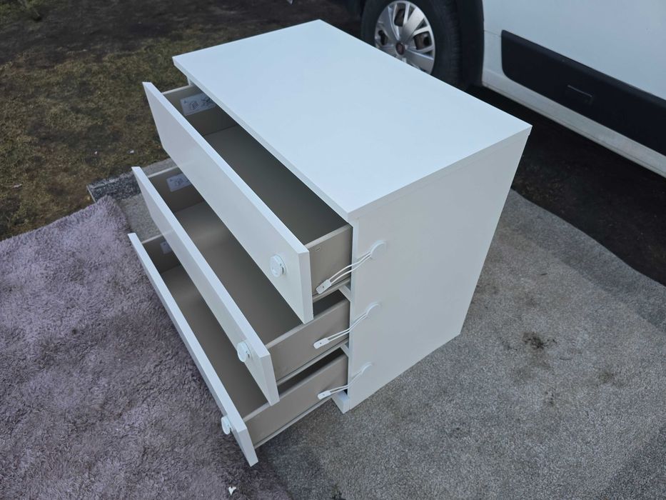 Biała komoda z trzema szufladami IKEA MALM