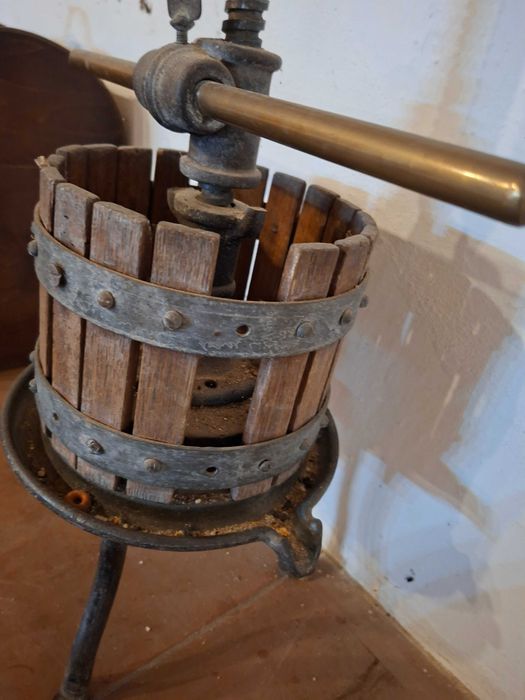 Prensa antiga e mala de vinhos  - Decoração rústica para adega