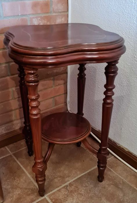 Mesa em madeira de raiz nogueira
