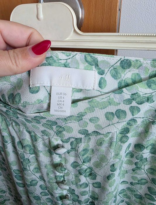 Saia midi verde e branca H&M 100% viscose, tamanho 36