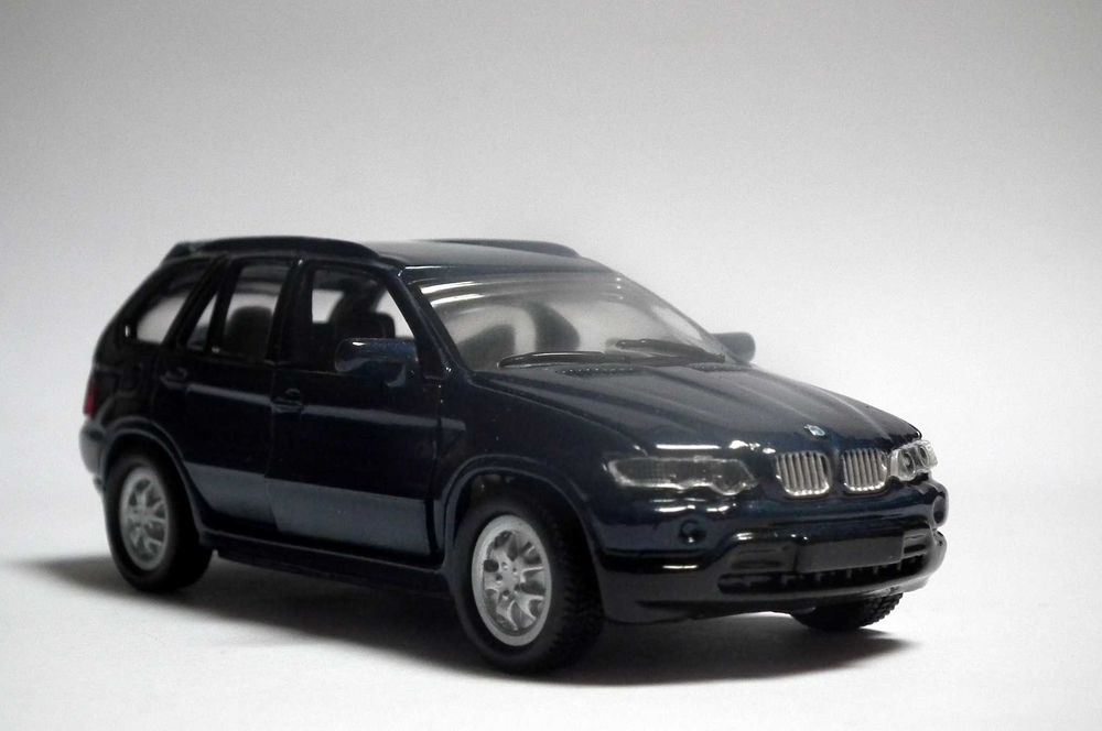 Miniatura BMW X5 (E53) em caixa. Envio grátis.