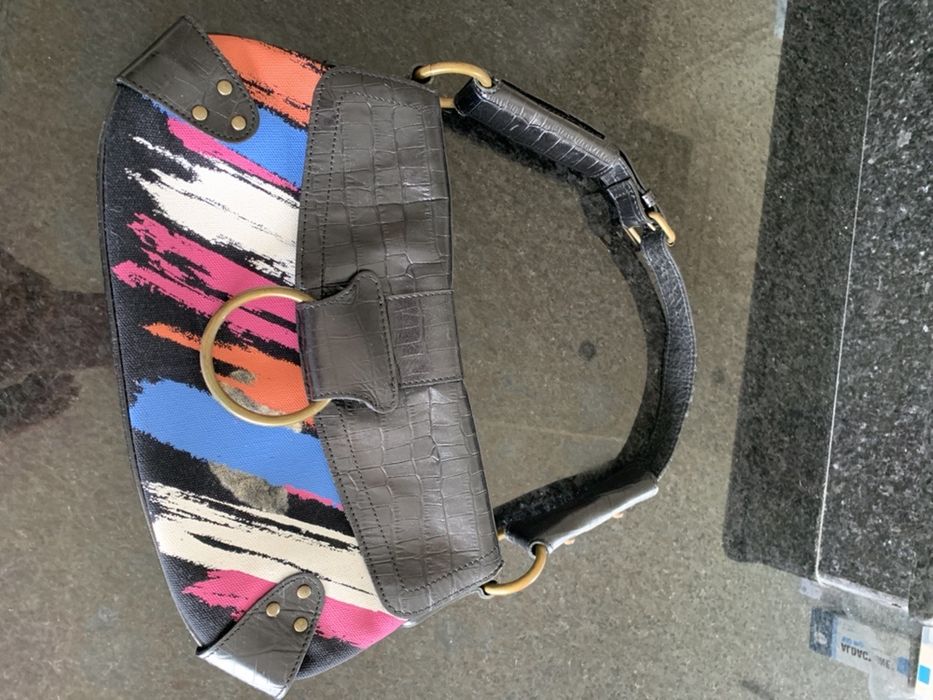 Mala pequena de tecido colorido, alça curta de pele