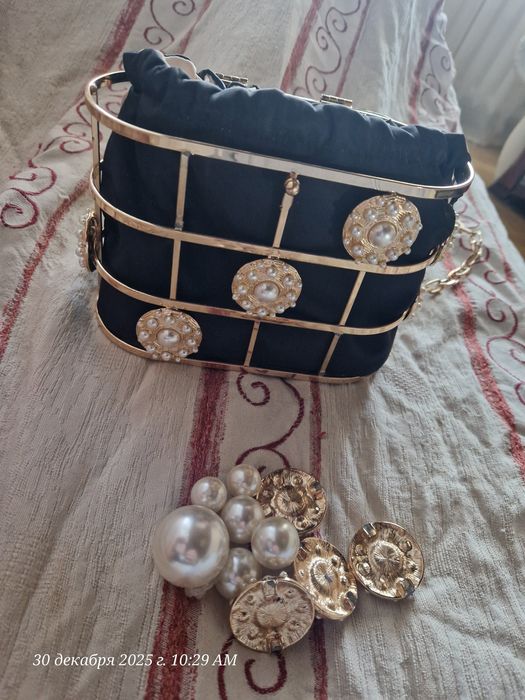 Женский клатч с дефектом.