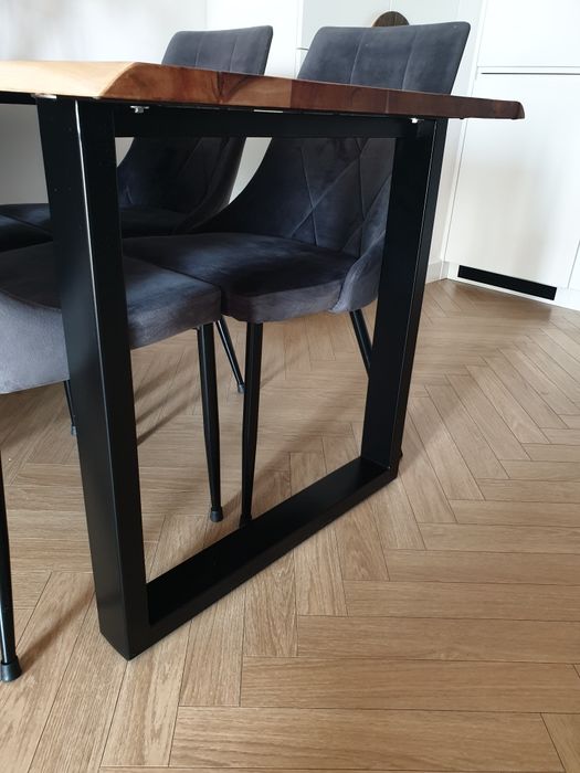 Piękny stół z litego drewna .