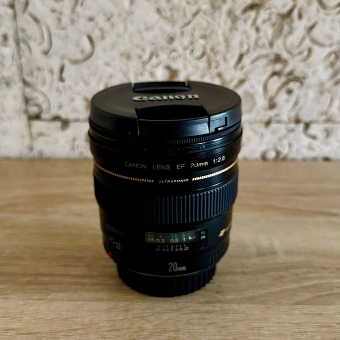 Canon EF 20 mm f/2.8 USM.