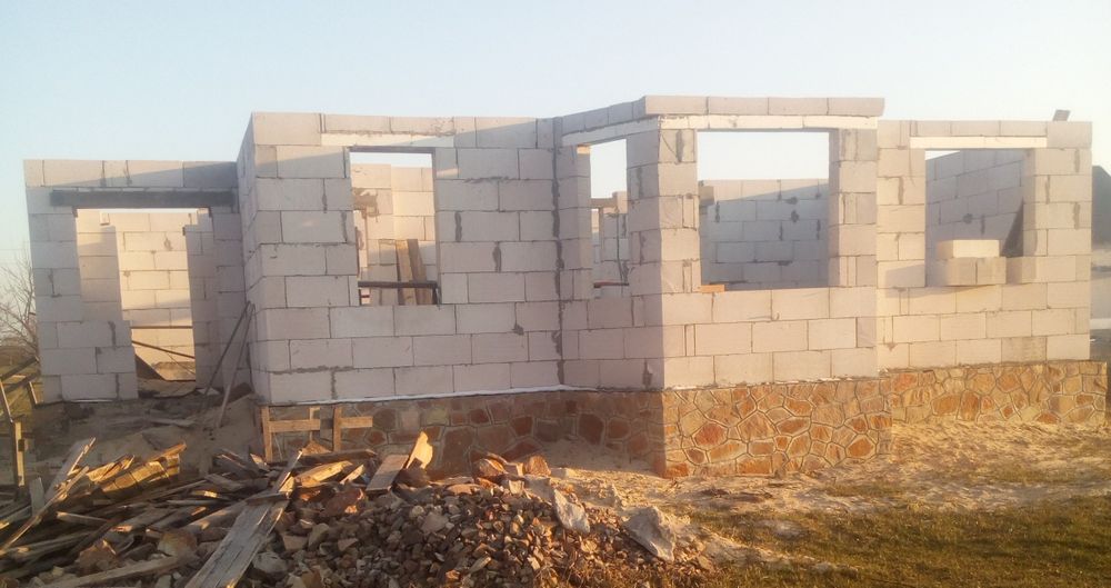 Бригада будівельників Заливка фундаменту Стяжка Монтаж Кладка Покрівля