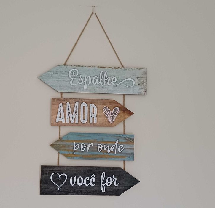 Placa com setas decorativas