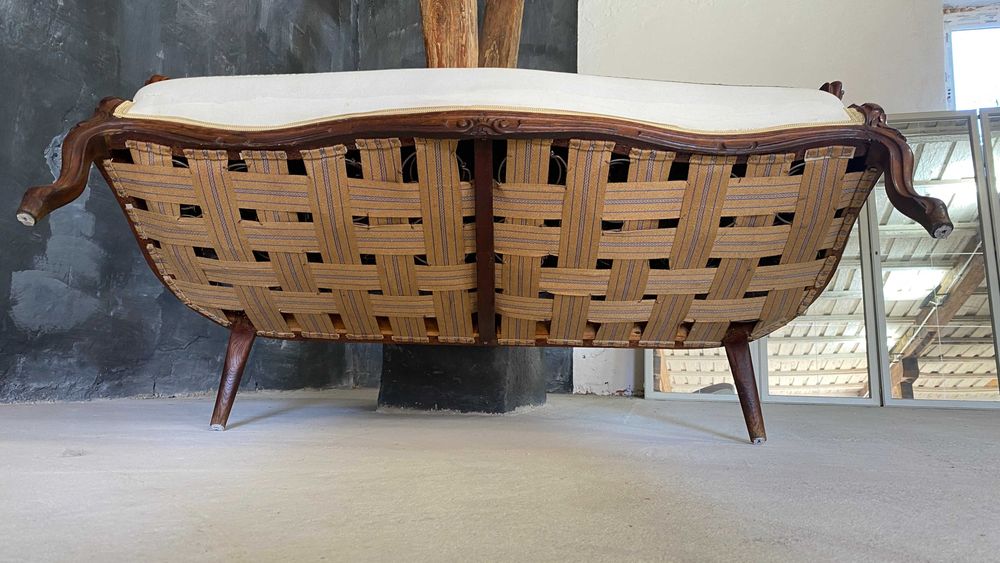 Elegancka sofa ludwikowska, rzeźbiona rama, klasyczna forma