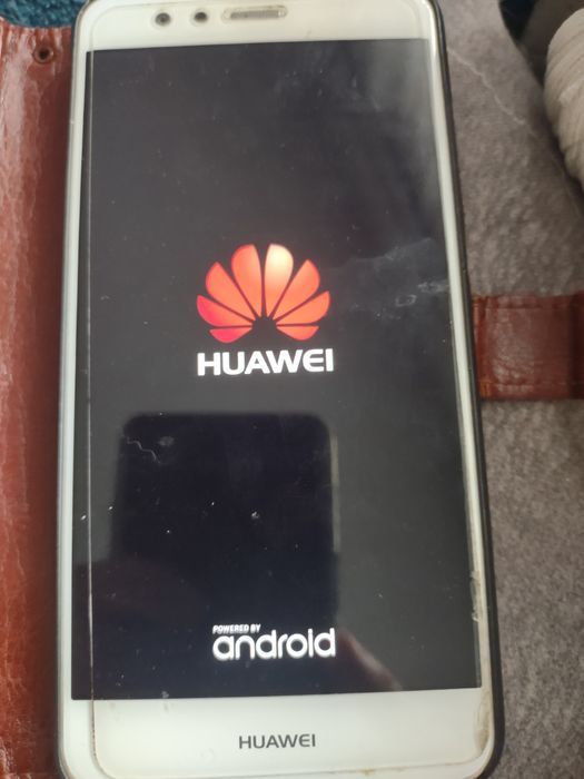 Telefon na częsci Huawei P9 LTE.