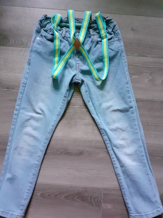 Spodnie jeansowe z szelkami rozmiar 122