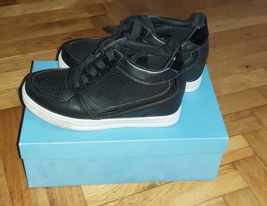 Czarne sneakersy z białą podeszwą