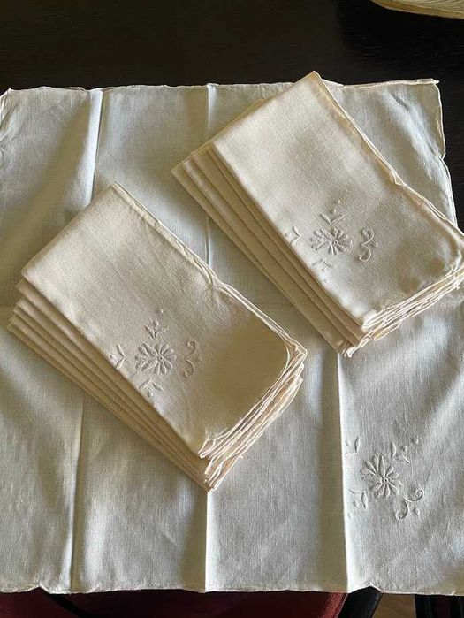 doze guardanapos algodão bege bordados á mão
