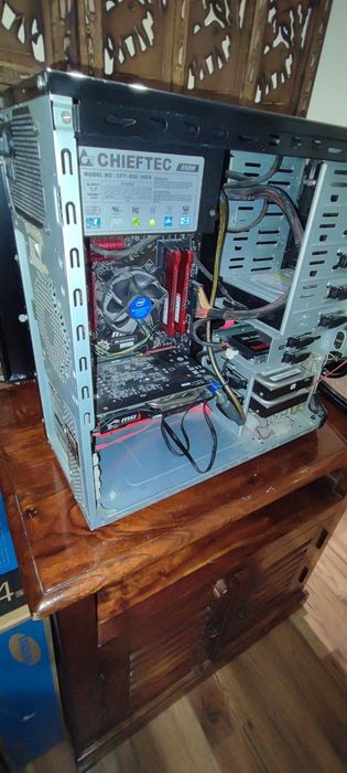 Komputer gamingowy z monitorem