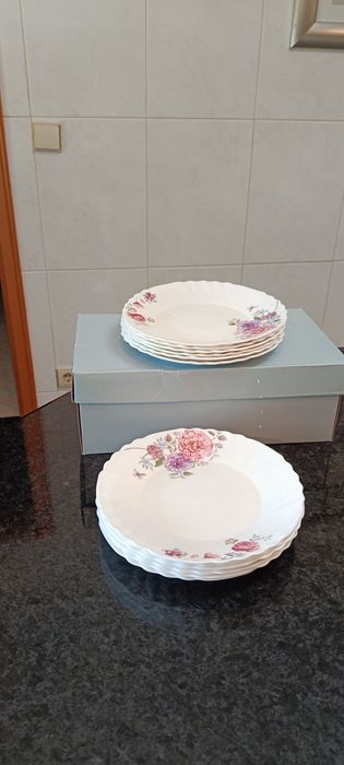 Lindissimo  Conjunto de 12 pratos com.motivos florais