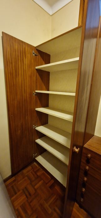 Conjunto de Quarto Vintage em Madeira: Cómoda (5 Gavetas) + Roupeiro/Sapateira Grande