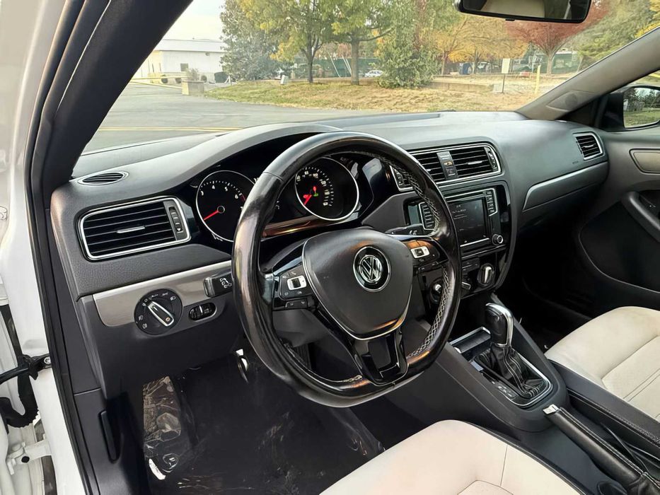 Volkswagen Jetta      2016