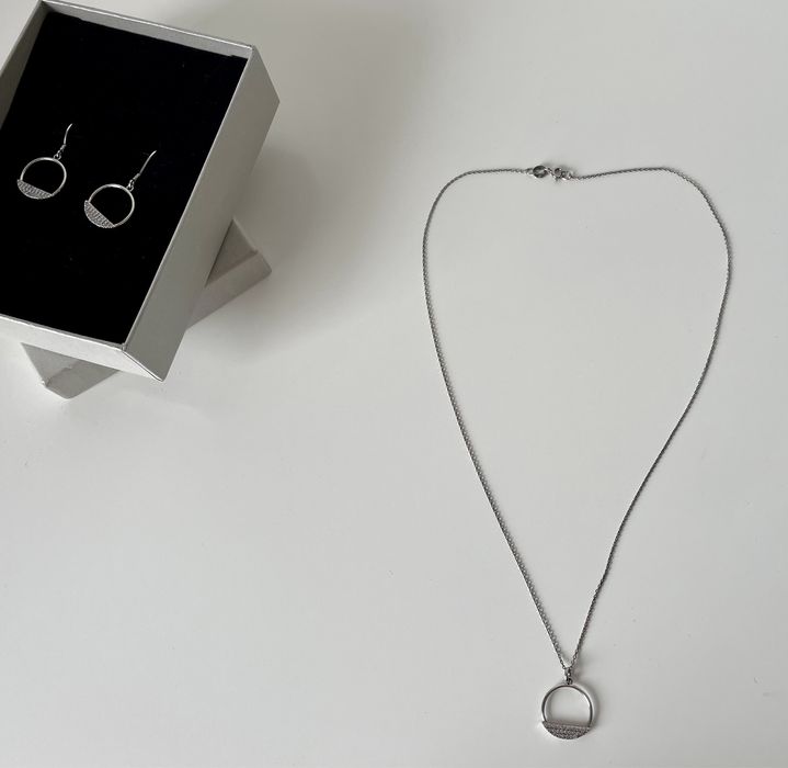 Conjunto de brincos e colar de prata