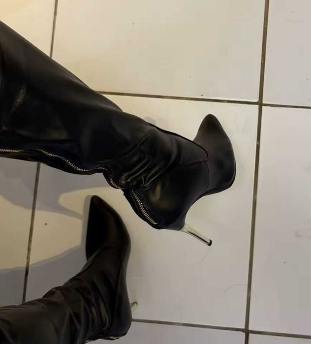 Długie kozaki zapinane na zamek.