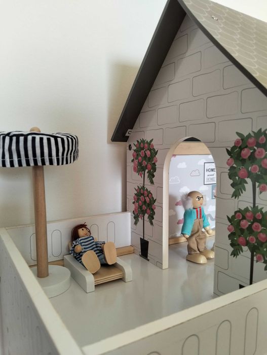 Casa de bonecas de madeira