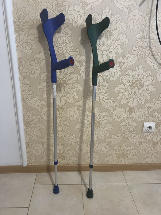 Костилі милиці підлокітні. В наявності один синій!