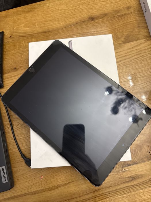 iPad 9. generacji 64 GB + pokrowiec + pudełko + ładowarka
