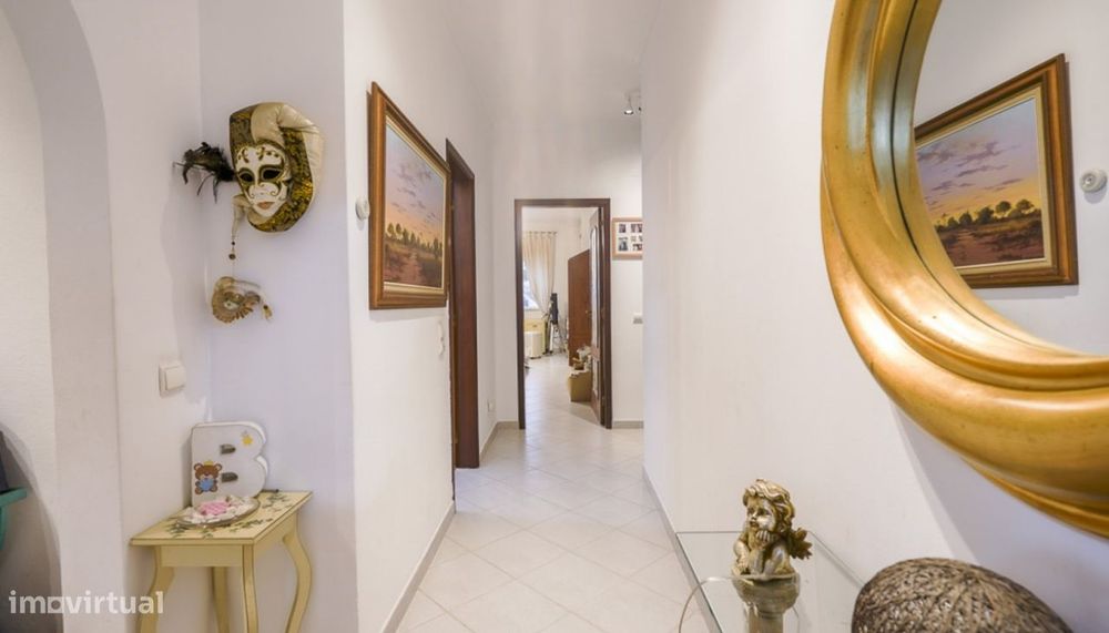 Amplo apartamento T3, com terraço, à venda em Quarteira, Algarve