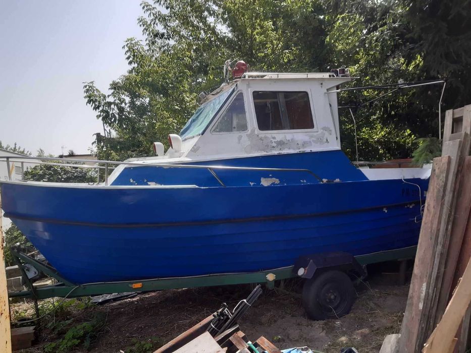 Sprzedam jacht motorowy kabinowy.