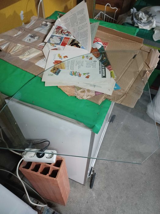 2 Vidros grossos 56cm raio de canto servindo como prateleira