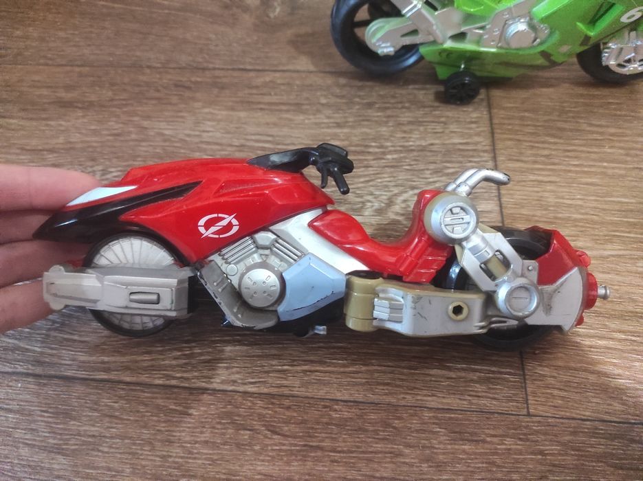 Мотоцикл Bandai могучие ренджеры Helio Cycle 2006 MV Agusta 1:18