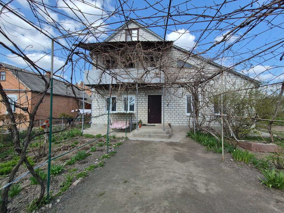 Продаж двоповерхового будинка з ділянкою на Старому місті