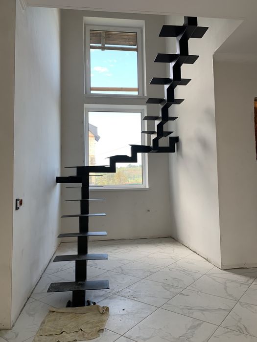 Сходи металеві. Сходи в будинок. Сходи лофт