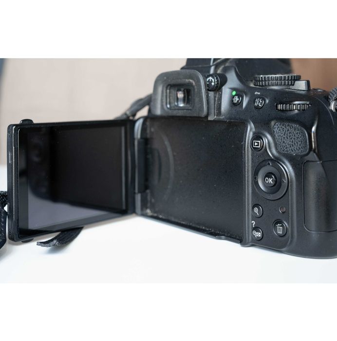 Vende-se uma câmera DSLR Nikon D5100 e duas lentes.
Preço: 460 euros.