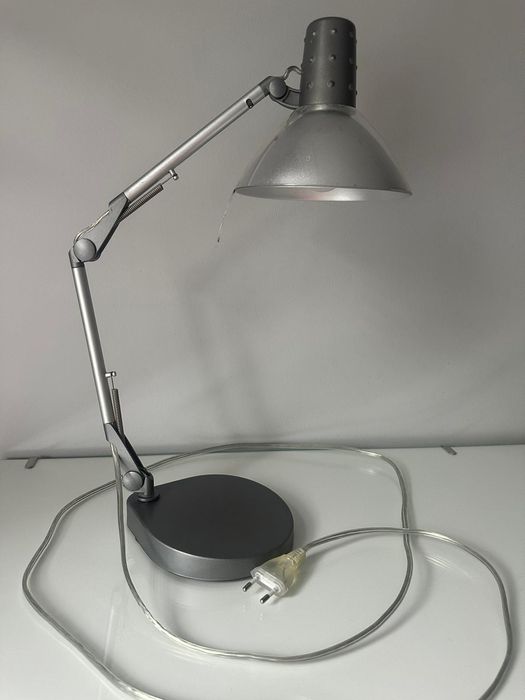 Lampa biurkowa regulowana